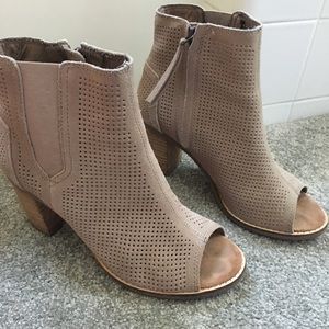 Tom’s peep toe bootie